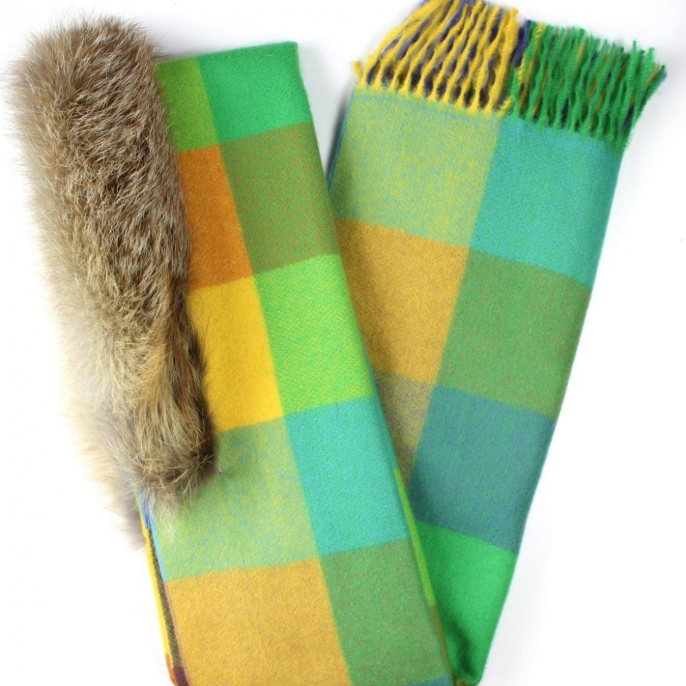 A warm, pleasant shawl cape decorated with fox fur