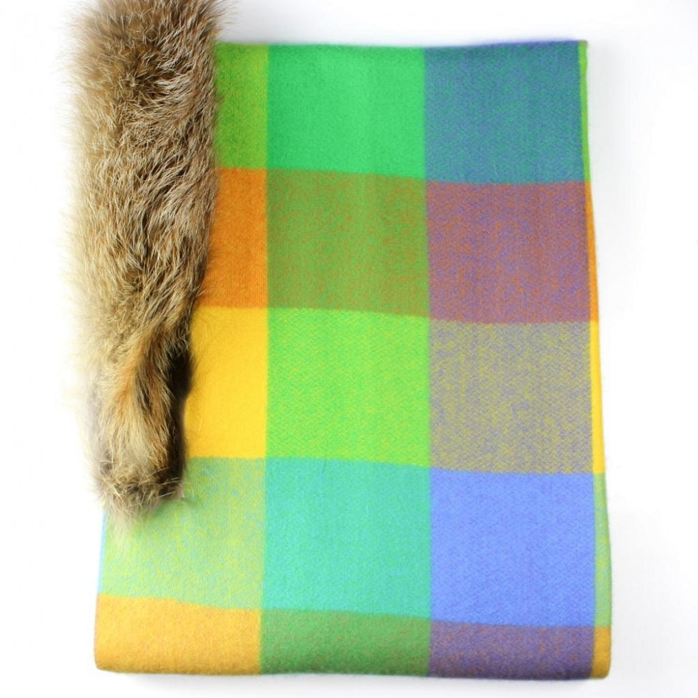 A warm, pleasant shawl cape decorated with fox fur