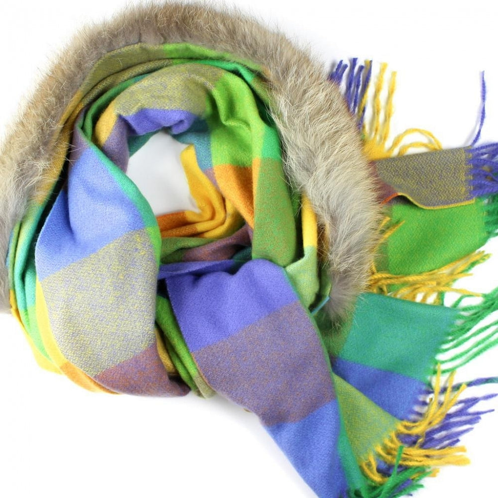 A warm, pleasant shawl cape decorated with fox fur