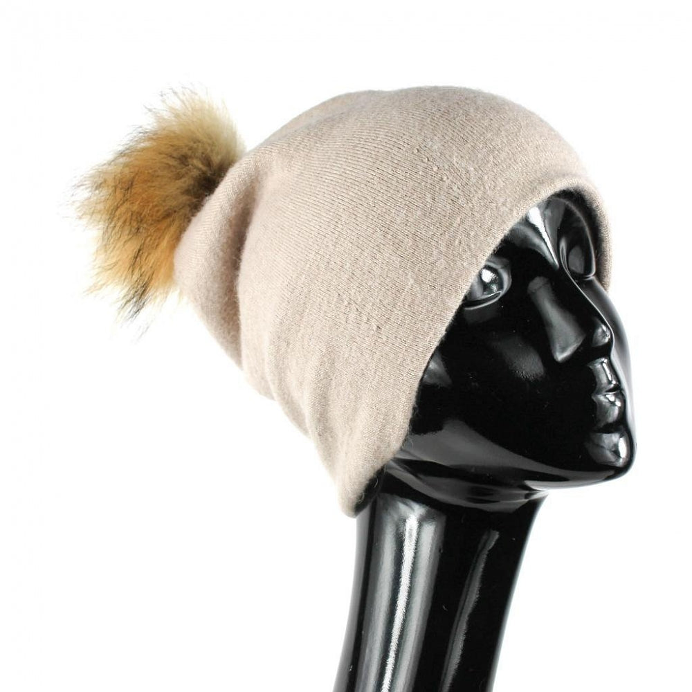 Extended cashmere hat with fur pom pom
