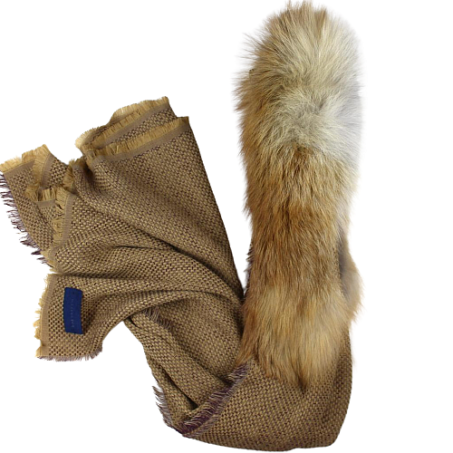 A beautiful and easy-to-fall scarf with fox fur