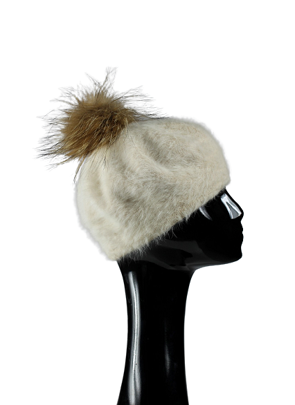 Smėlio spalvos šilta beretė su masyviu usūrinio šuns kailiu