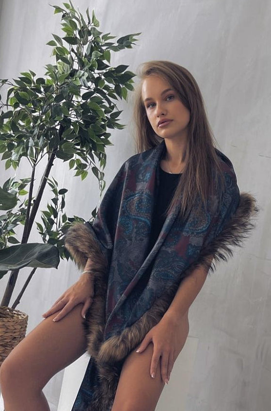 Long and wide green cloak with beautiful patterns