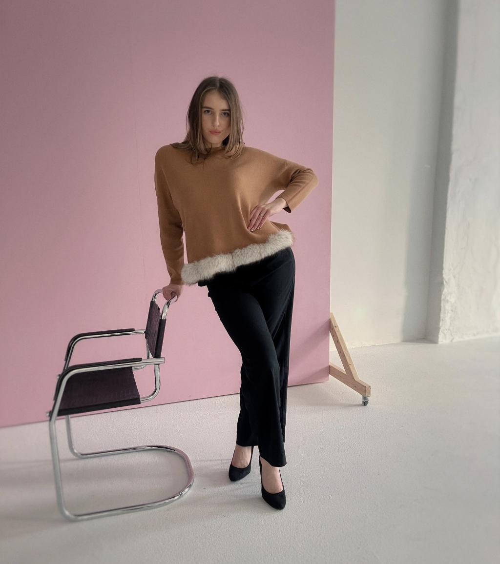 Cozy and warm one-size-fits-all sweater for women with natural fur decoration