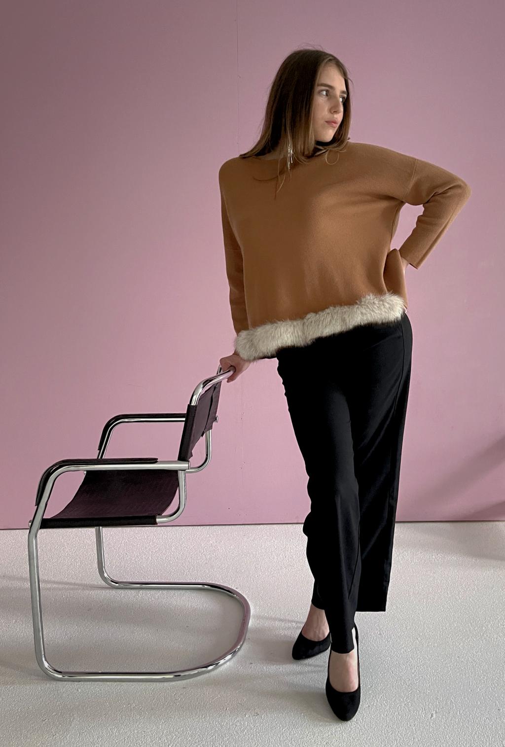 Cozy and warm one-size-fits-all sweater for women with natural fur decoration