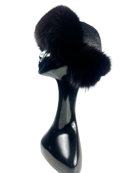 Šilta kailio ir odos kepurė žiemai