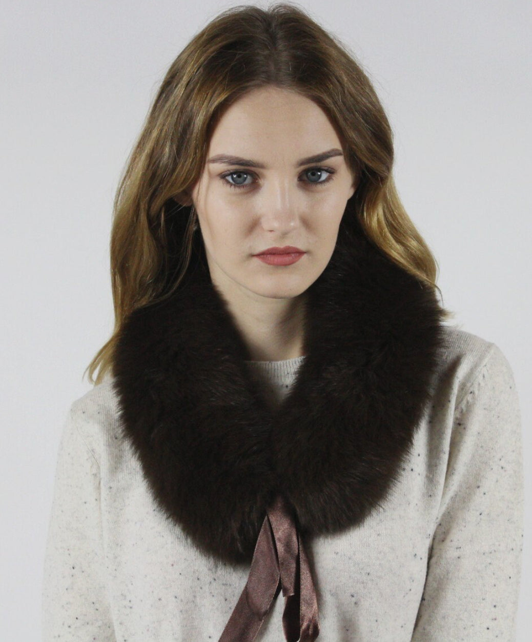 Raudonos arba rudos spalvos natūralaus kailio šalikėlis su susirišamais bantukais