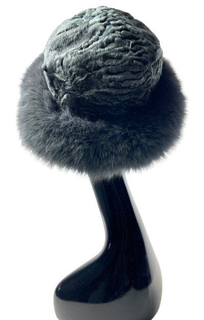 Classic style hat made of natural fur