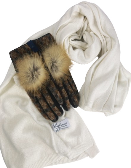Baltas kašmyro šalikas ir elegantiškos pirštinės su natūralaus kailio bumbulais