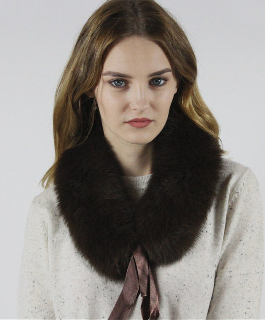 Raudonos arba rudos spalvos natūralaus kailio šalikėlis su susirišamais bantukais